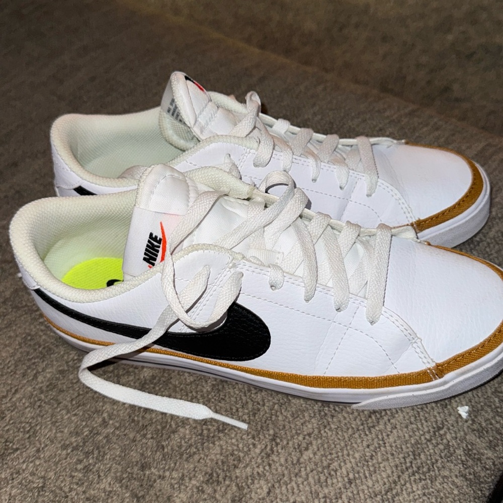 Women’s Nike Legacy Court shoes l